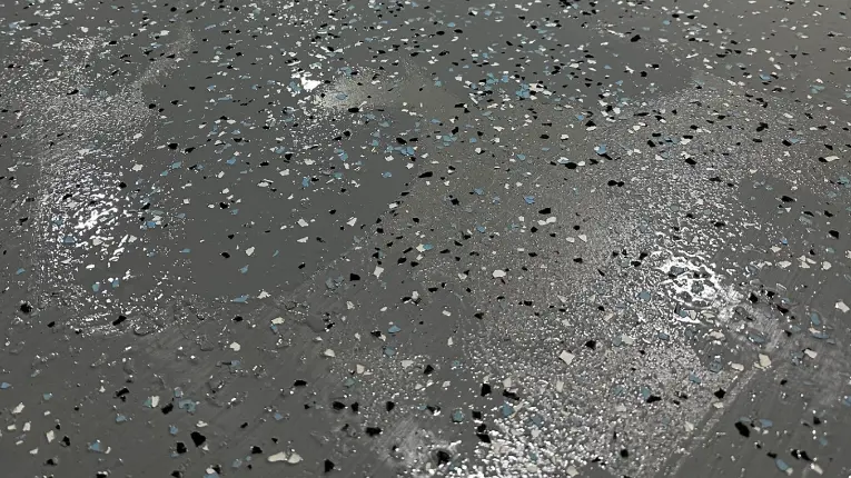 Uneven wear and discolouration in epoxy