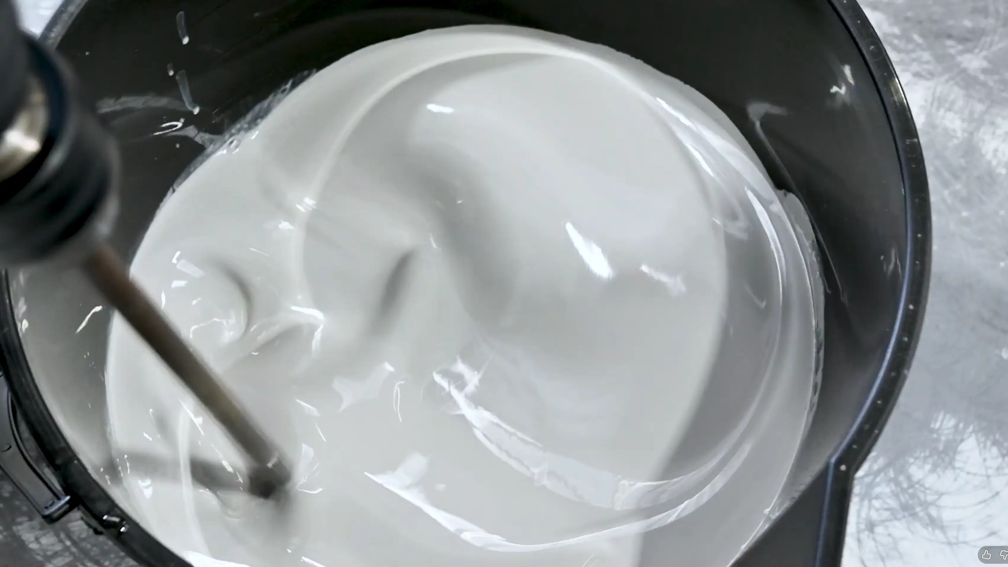 Mixing light coloured pigments in epoxy thoroughly