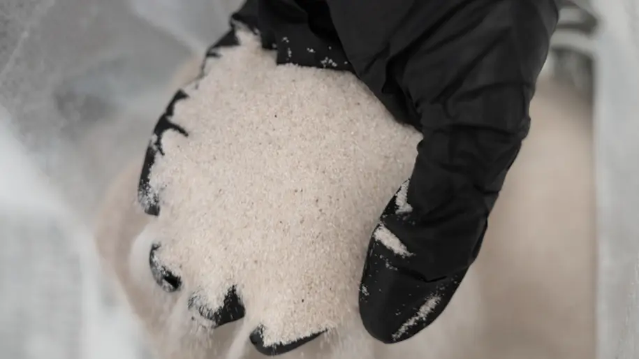 Silica sand for large repairs in concrete