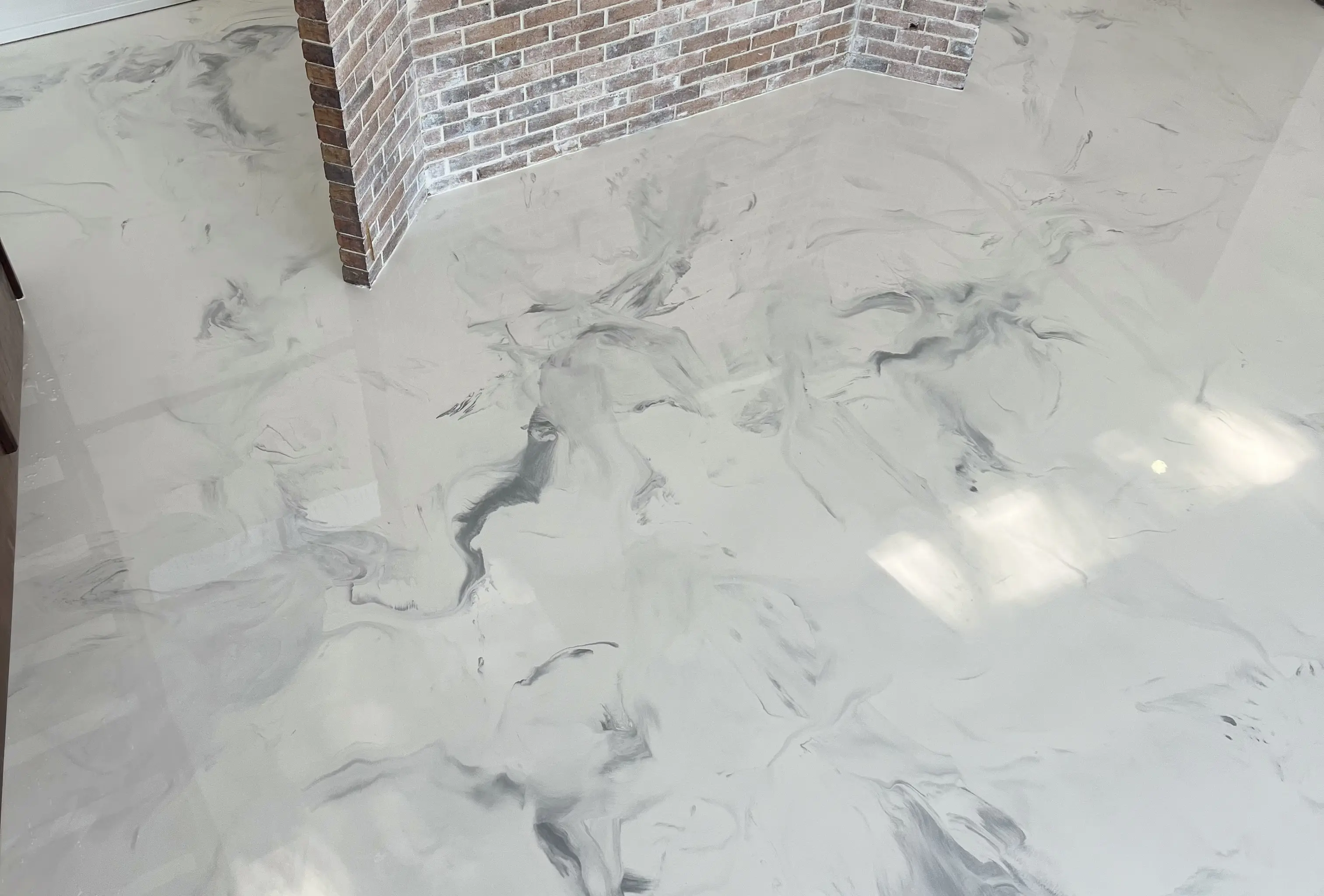 Swirl Coat Flooring in white and grey